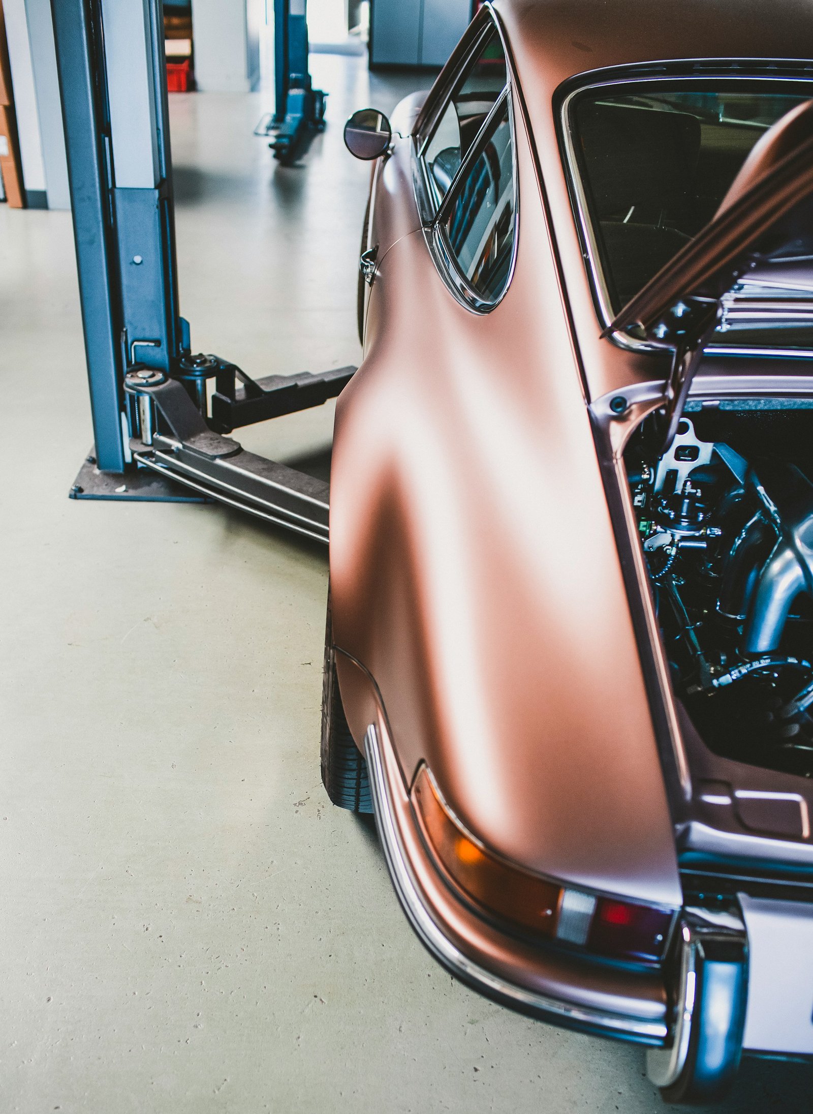 Auto in der KFZ-Gogo-Werkstatt